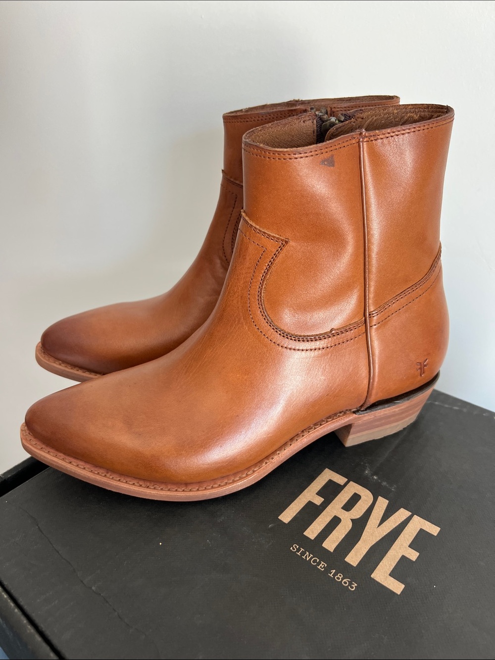 Frye billy inside zip caramel tan brown cowgirl ankle boots booties 9.5 M rodeo